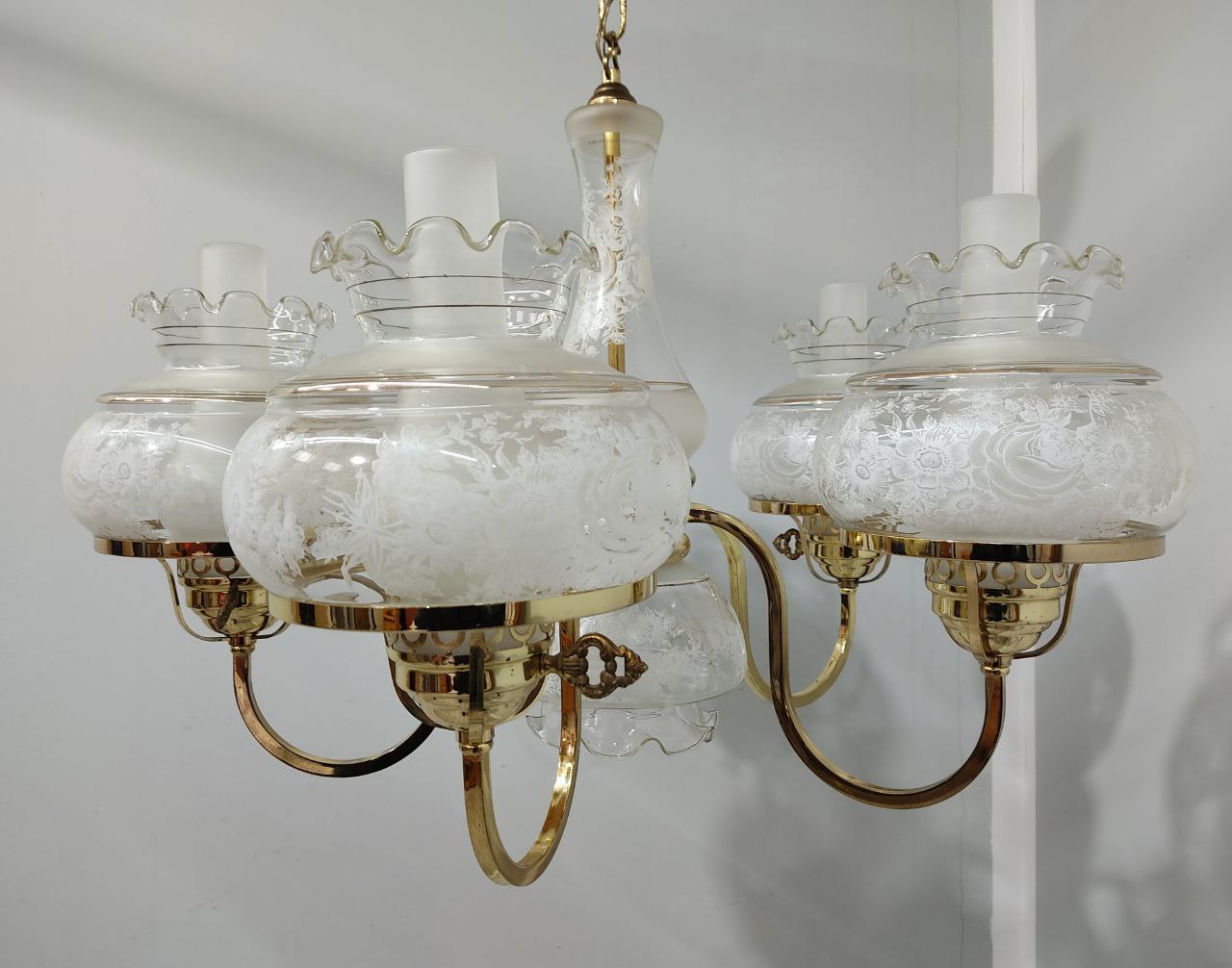 ELEGANTE LÁMPARA COLGANTE DE TECHO CON 6 DOBLES TULIPAS DE CRISTAL GRABADO, DETALLES FLORALES Y ESTRUCTURA DORADA