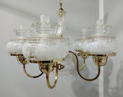 ELEGANTE LÁMPARA COLGANTE DE TECHO CON 6 DOBLES TULIPAS DE CRISTAL GRABADO, DETALLES FLORALES Y ESTRUCTURA DORADA