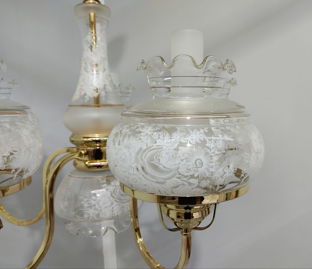 ELEGANTE LÁMPARA COLGANTE DE TECHO CON 6 DOBLES TULIPAS DE CRISTAL GRABADO, DETALLES FLORALES Y ESTRUCTURA DORADA