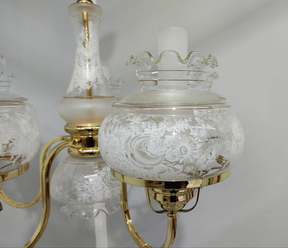 ELEGANTE LÁMPARA COLGANTE DE TECHO CON 6 DOBLES TULIPAS DE CRISTAL GRABADO, DETALLES FLORALES Y ESTRUCTURA DORADA