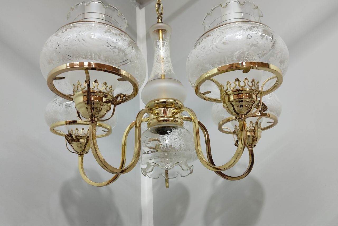 ELEGANTE LÁMPARA COLGANTE DE TECHO CON 6 DOBLES TULIPAS DE CRISTAL GRABADO, DETALLES FLORALES Y ESTRUCTURA DORADA