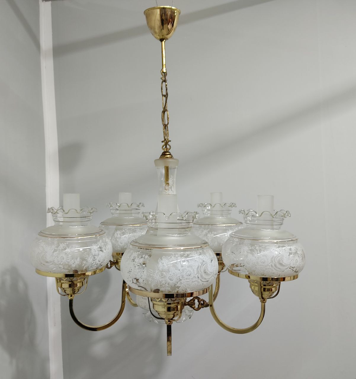 ELEGANTE LÁMPARA COLGANTE DE TECHO CON 6 DOBLES TULIPAS DE CRISTAL GRABADO, DETALLES FLORALES Y ESTRUCTURA DORADA