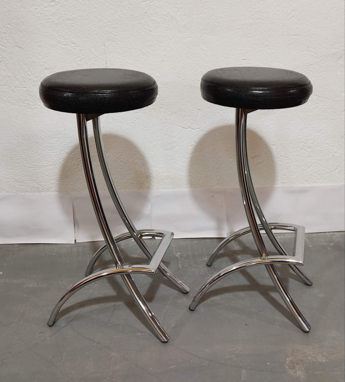 CONJUNTO BAR RETRO CON BOTELLERO Y TABURETES – ESTILO VINTAGE AÑOS 70