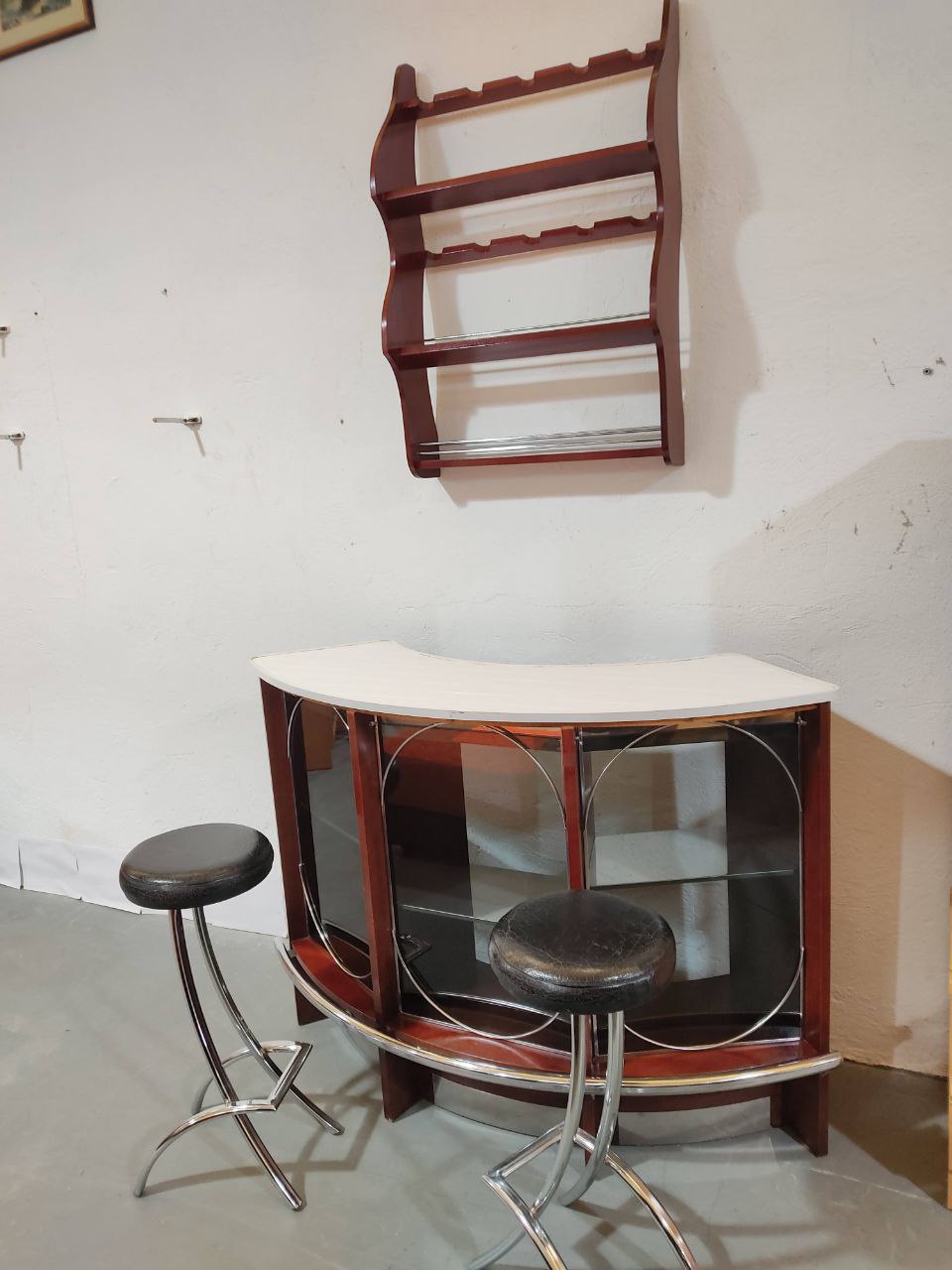 CONJUNTO BAR RETRO CON BOTELLERO Y TABURETES – ESTILO VINTAGE AÑOS 70