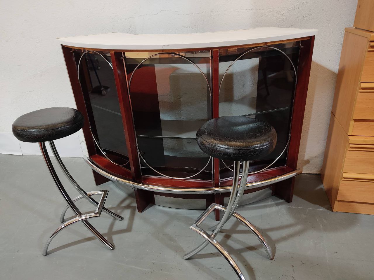 CONJUNTO BAR RETRO CON BOTELLERO Y TABURETES – ESTILO VINTAGE AÑOS 70