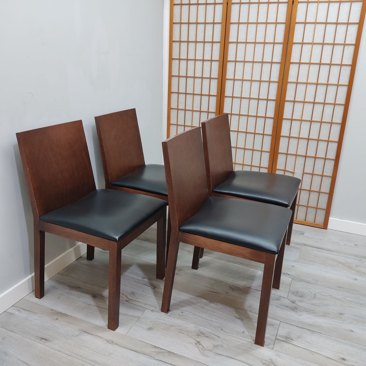 CONJUNTO DE MESA DE COMEDOR EXTENSIBLE DE MADERA MACIZA + 4 SILLAS TAPIZADAS EN PIEL NEGRA