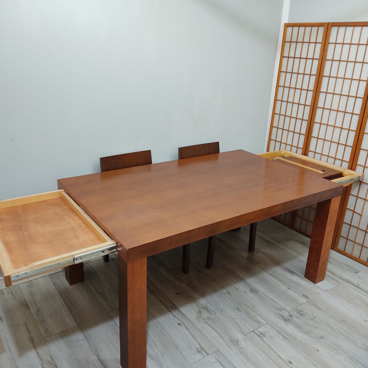 CONJUNTO DE MESA DE COMEDOR EXTENSIBLE DE MADERA MACIZA + 4 SILLAS TAPIZADAS EN PIEL NEGRA