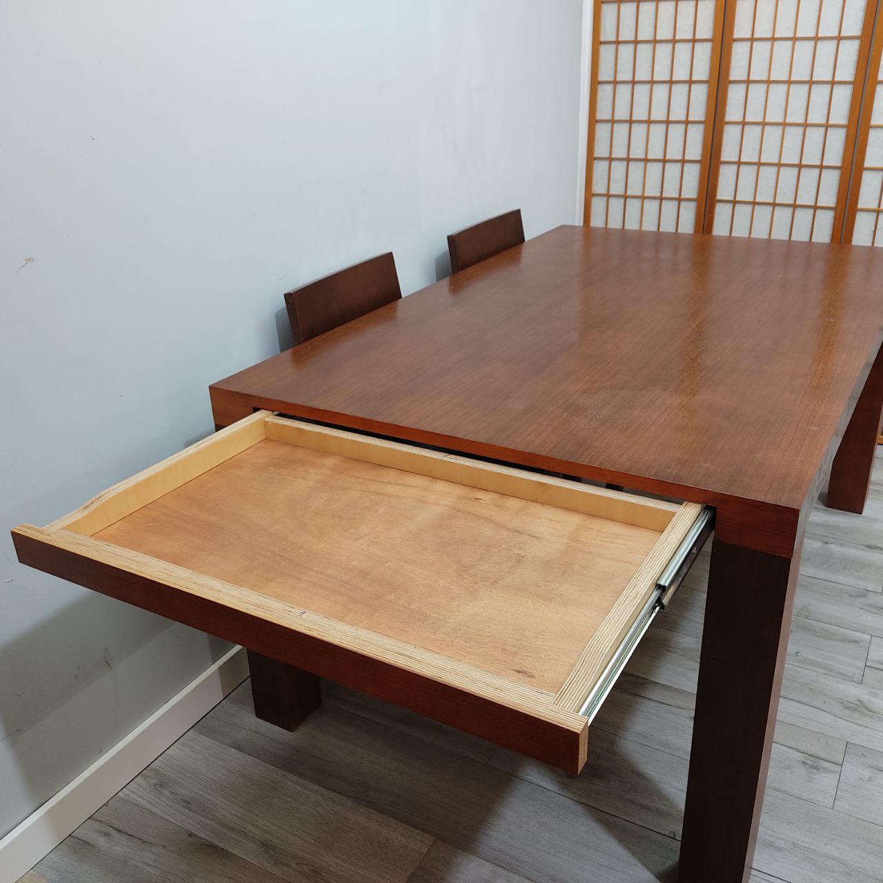 CONJUNTO DE MESA DE COMEDOR EXTENSIBLE DE MADERA MACIZA + 4 SILLAS TAPIZADAS EN PIEL NEGRA