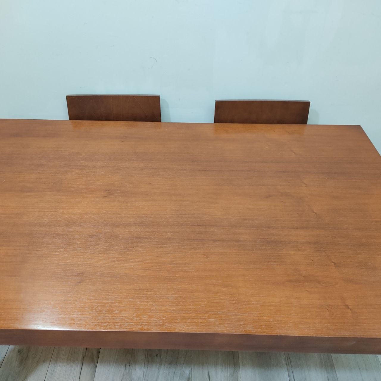 CONJUNTO DE MESA DE COMEDOR EXTENSIBLE DE MADERA MACIZA + 4 SILLAS TAPIZADAS EN PIEL NEGRA