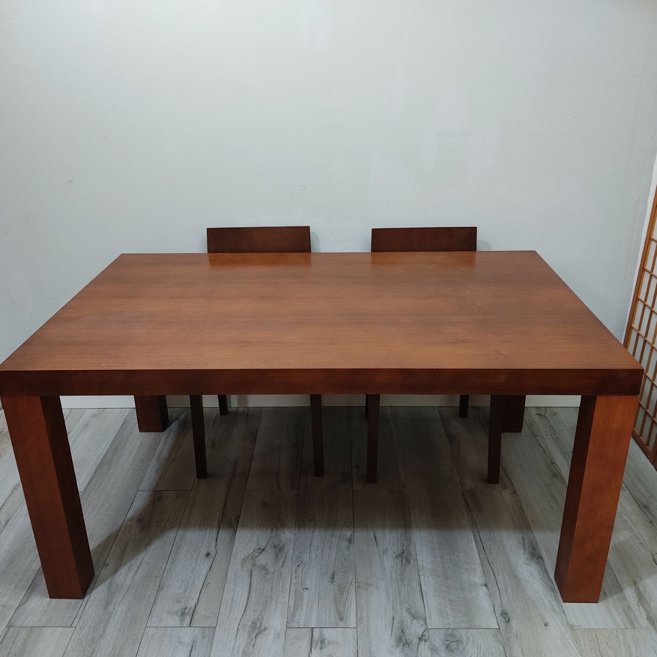 CONJUNTO DE MESA DE COMEDOR EXTENSIBLE DE MADERA MACIZA + 4 SILLAS TAPIZADAS EN PIEL NEGRA