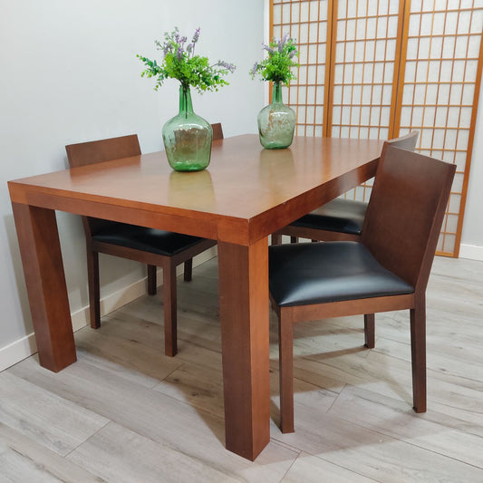 CONJUNTO DE MESA DE COMEDOR EXTENSIBLE DE MADERA MACIZA + 4 SILLAS TAPIZADAS EN PIEL NEGRA