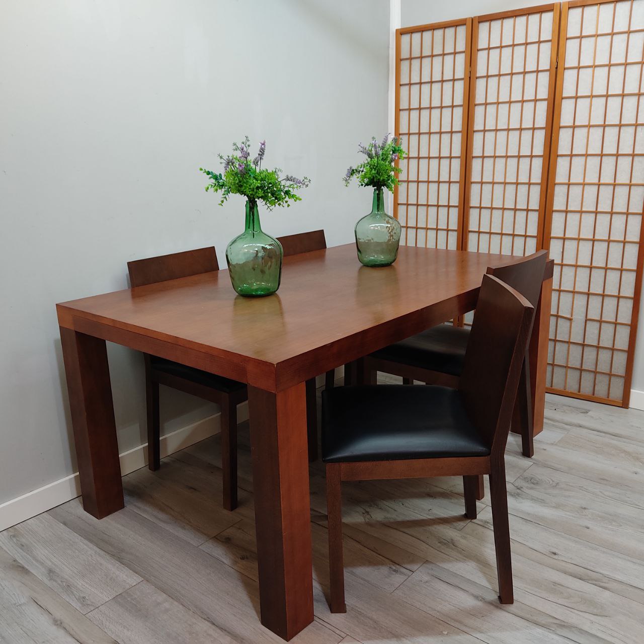 CONJUNTO DE MESA DE COMEDOR EXTENSIBLE DE MADERA MACIZA + 4 SILLAS TAPIZADAS EN PIEL NEGRA