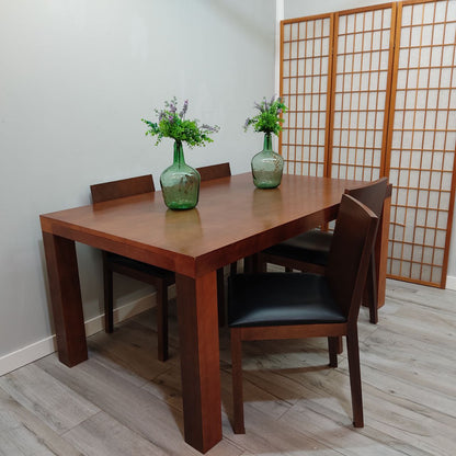 CONJUNTO DE MESA DE COMEDOR EXTENSIBLE DE MADERA MACIZA + 4 SILLAS TAPIZADAS EN PIEL NEGRA