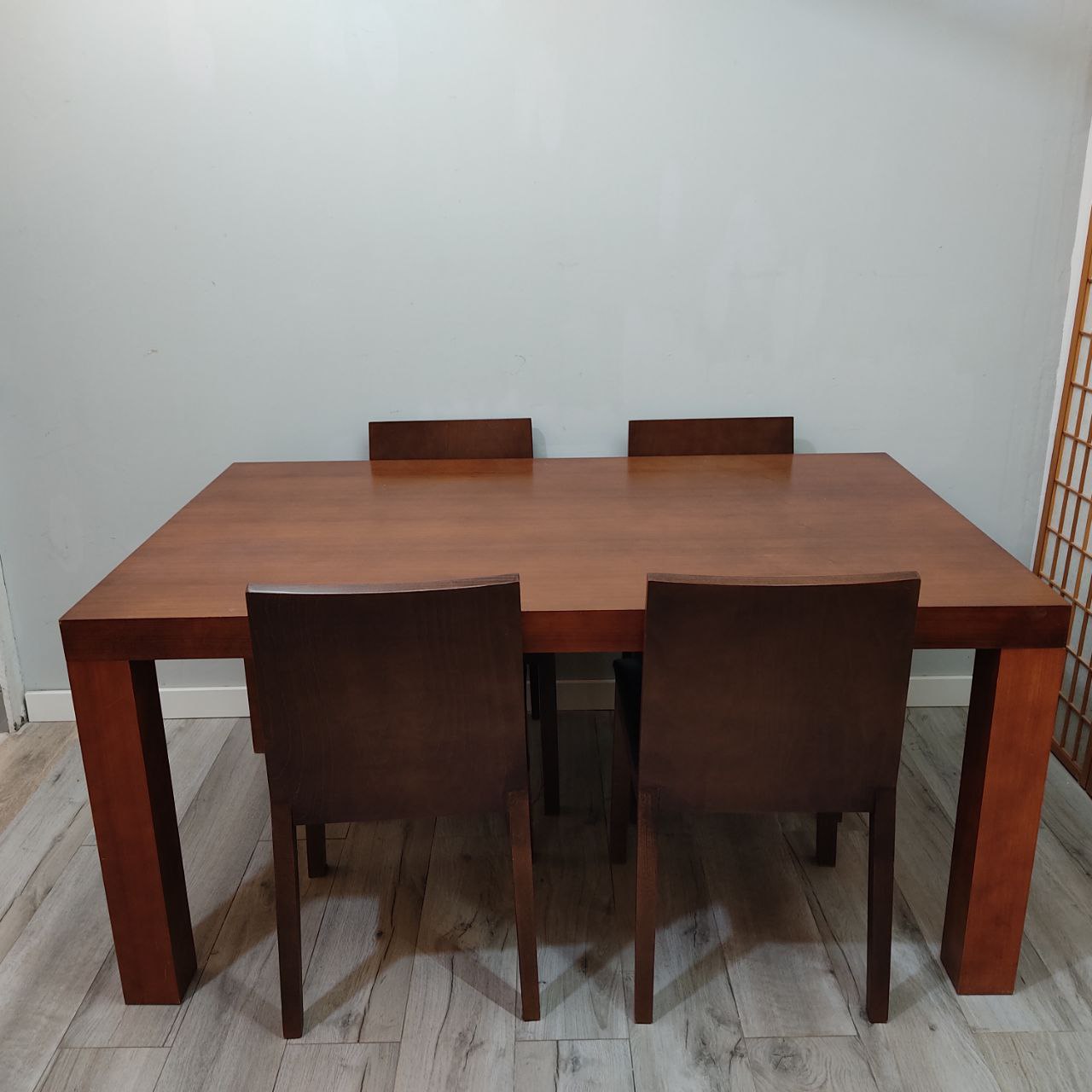 CONJUNTO DE MESA DE COMEDOR EXTENSIBLE DE MADERA MACIZA + 4 SILLAS TAPIZADAS EN PIEL NEGRA