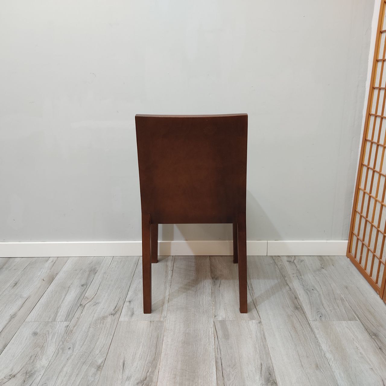 CONJUNTO DE MESA DE COMEDOR EXTENSIBLE DE MADERA MACIZA + 4 SILLAS TAPIZADAS EN PIEL NEGRA