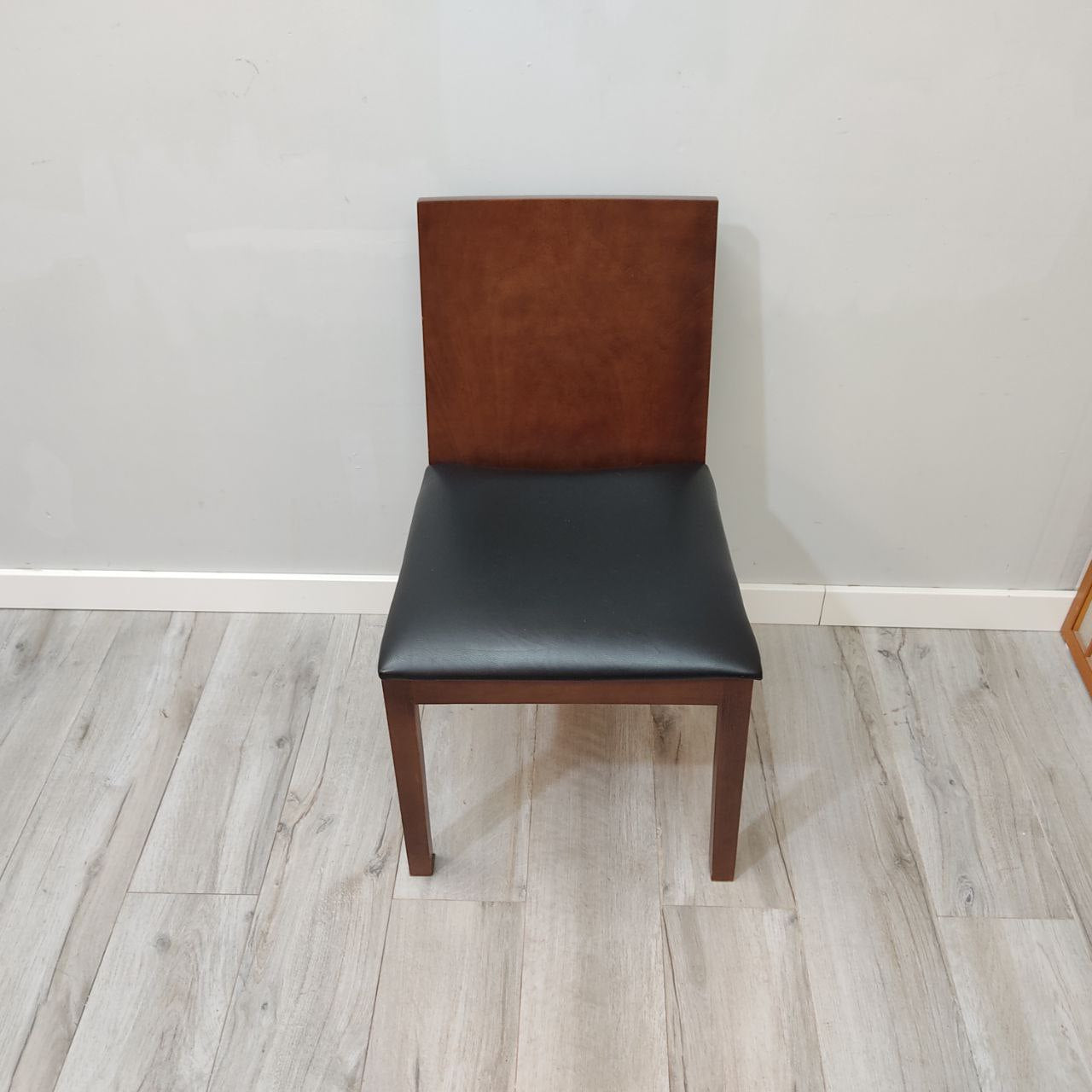 CONJUNTO DE MESA DE COMEDOR EXTENSIBLE DE MADERA MACIZA + 4 SILLAS TAPIZADAS EN PIEL NEGRA