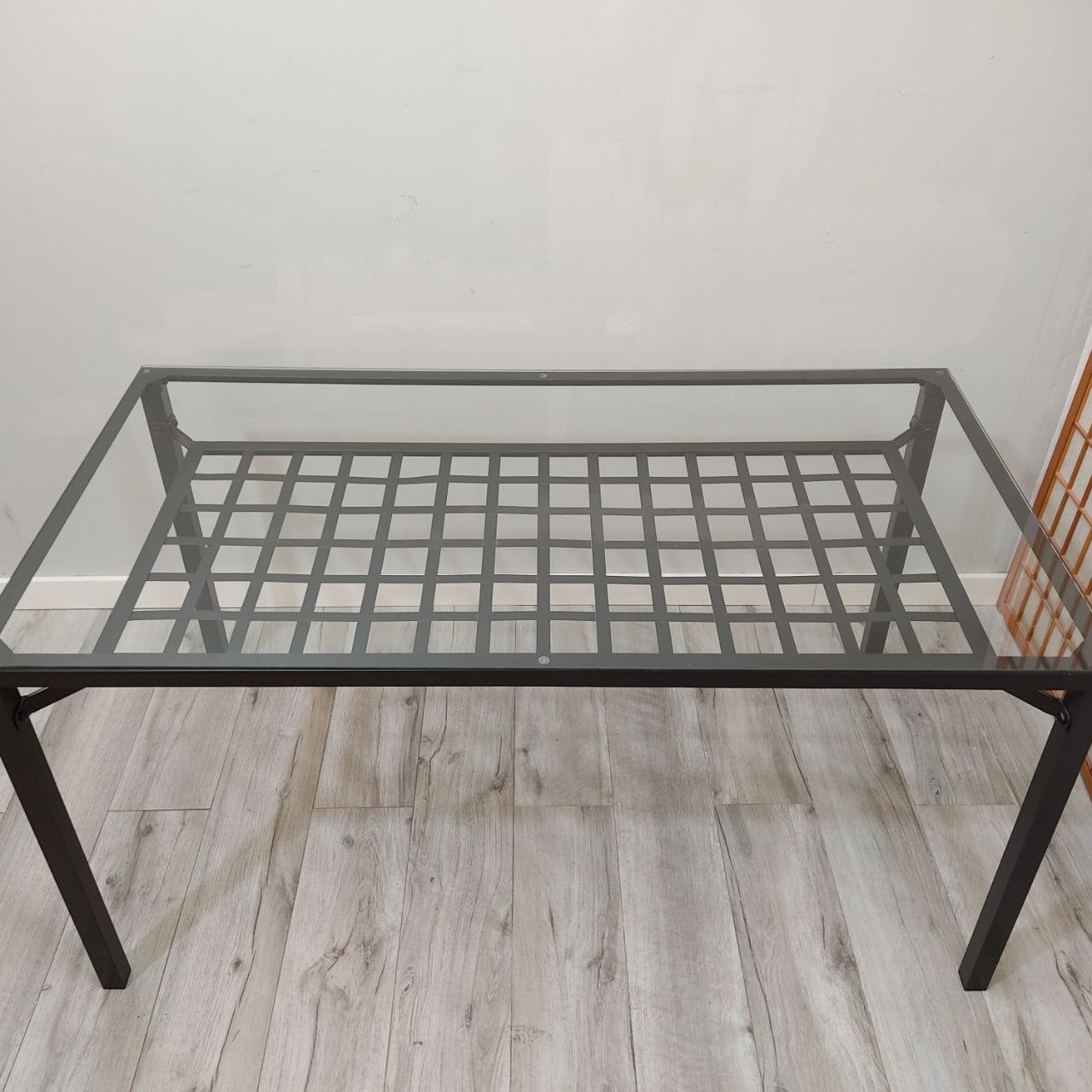 CONJUNTO MESA FIJA DE FORJA NEGRA CON DOBLE CRISTAL Y BANDEJA INFERIOR + 6 SILLAS DE FORJA Y MIMBRE IKEA