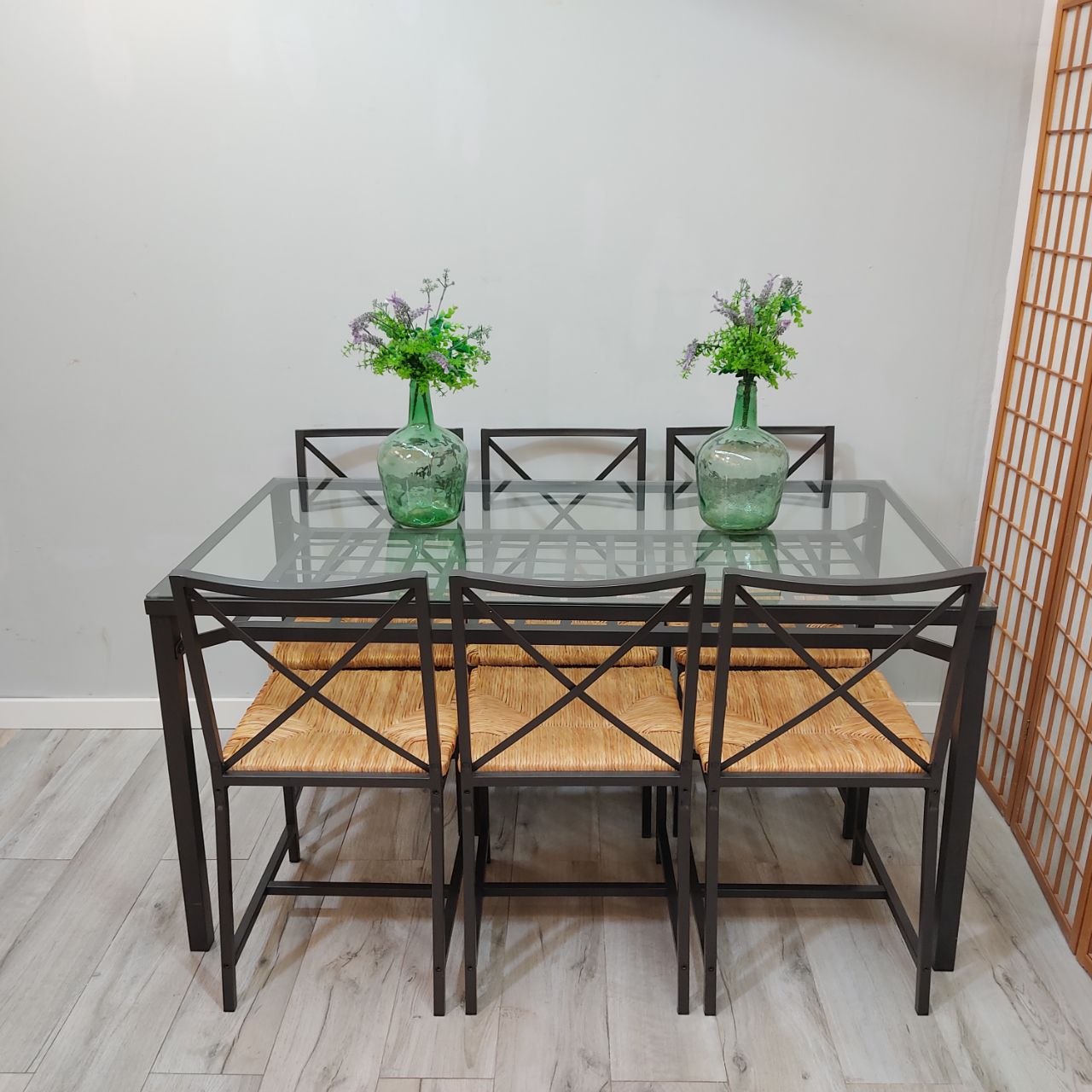 CONJUNTO MESA FIJA DE FORJA NEGRA CON DOBLE CRISTAL Y BANDEJA INFERIOR + 6 SILLAS DE FORJA Y MIMBRE IKEA