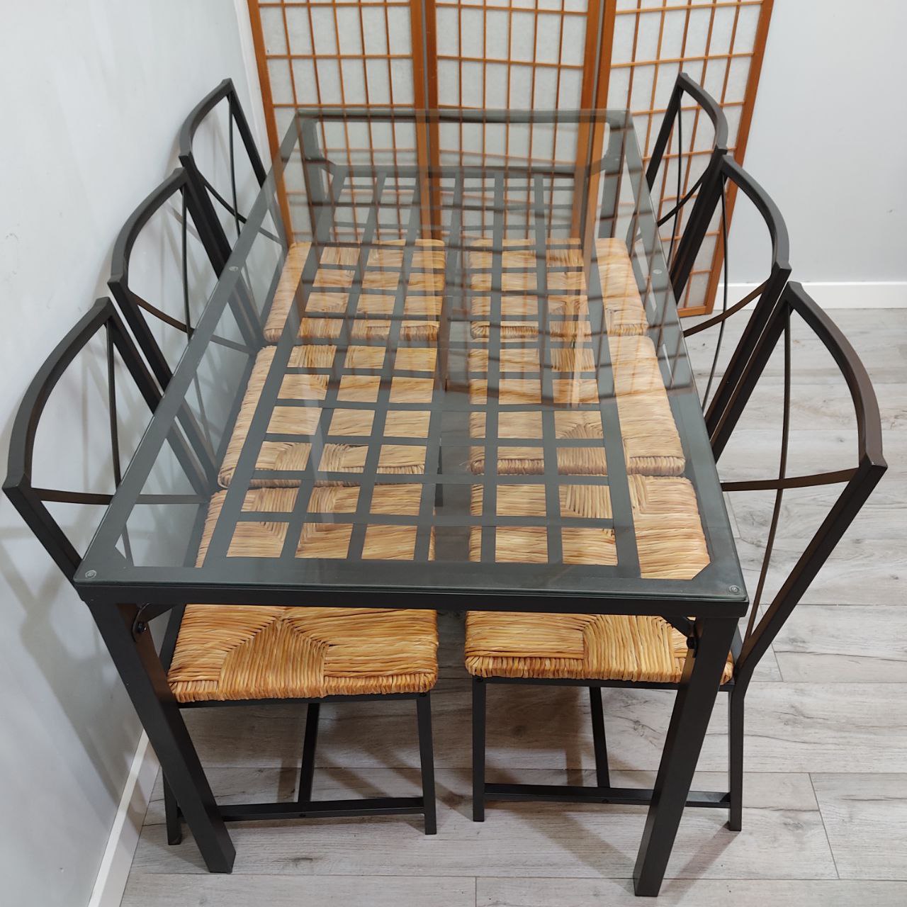 CONJUNTO MESA FIJA DE FORJA NEGRA CON DOBLE CRISTAL Y BANDEJA INFERIOR + 6 SILLAS DE FORJA Y MIMBRE IKEA