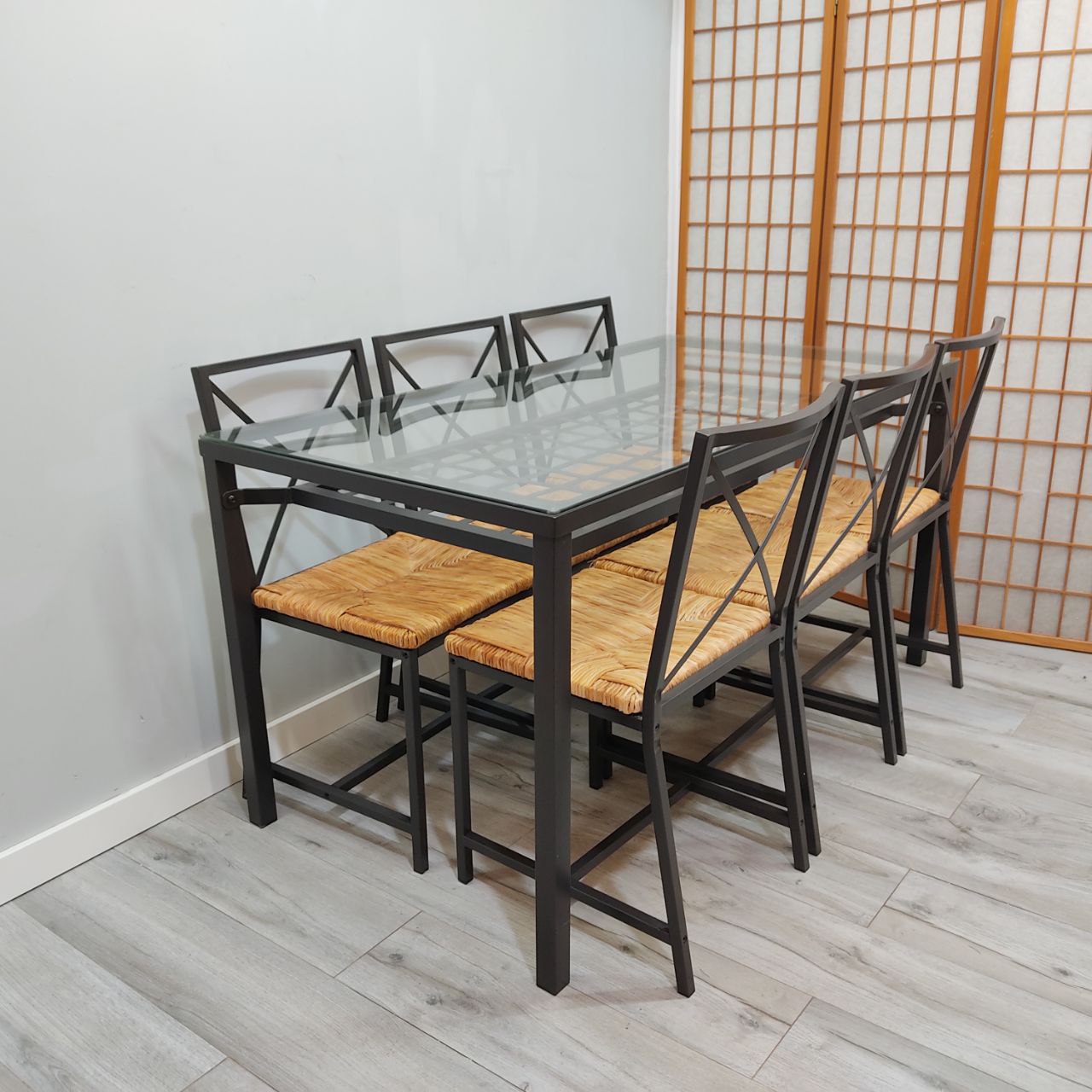 CONJUNTO MESA FIJA DE FORJA NEGRA CON DOBLE CRISTAL Y BANDEJA INFERIOR + 6 SILLAS DE FORJA Y MIMBRE IKEA