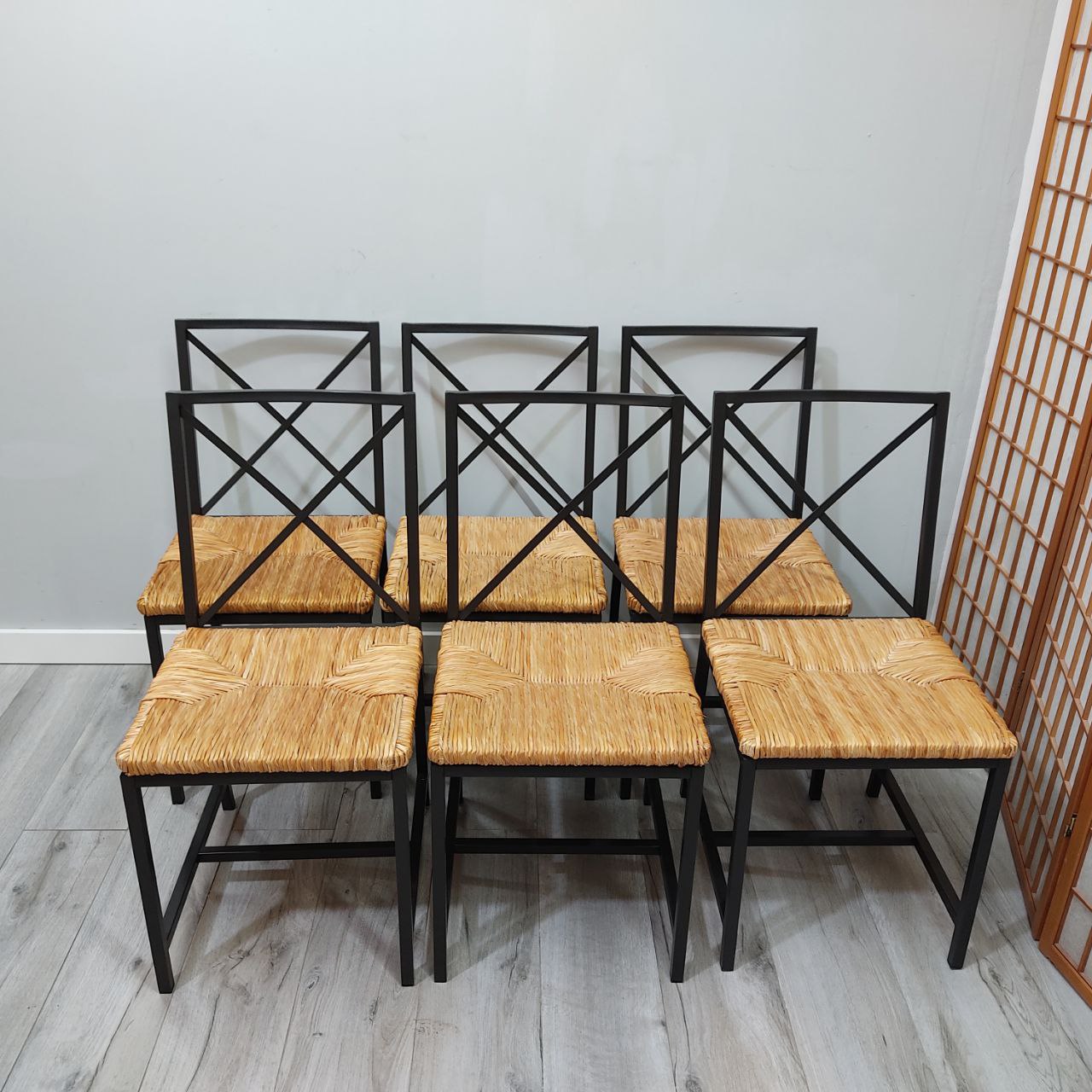 CONJUNTO MESA FIJA DE FORJA NEGRA CON DOBLE CRISTAL Y BANDEJA INFERIOR + 6 SILLAS DE FORJA Y MIMBRE IKEA