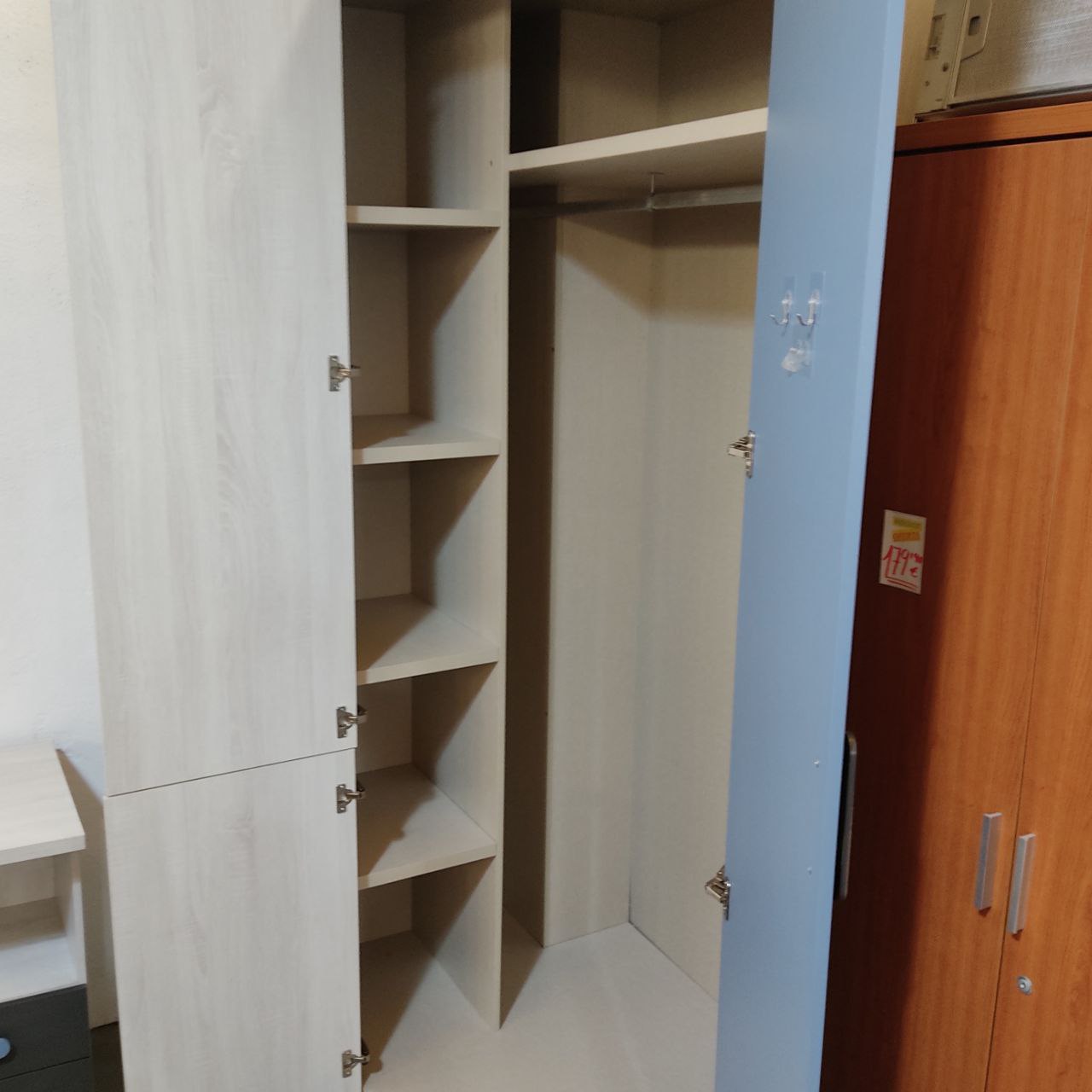ARMARIO ROPERO ESQUINERO 3 PUERTAS EN BLANCO ANDERSEN CON DETALLES AZUL MATE
