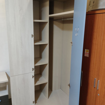 ARMARIO ROPERO ESQUINERO 3 PUERTAS EN BLANCO ANDERSEN CON DETALLES AZUL MATE