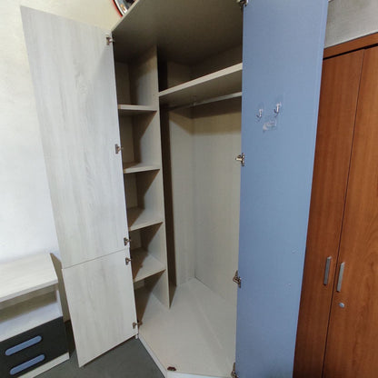 ARMARIO ROPERO ESQUINERO 3 PUERTAS EN BLANCO ANDERSEN CON DETALLES AZUL MATE
