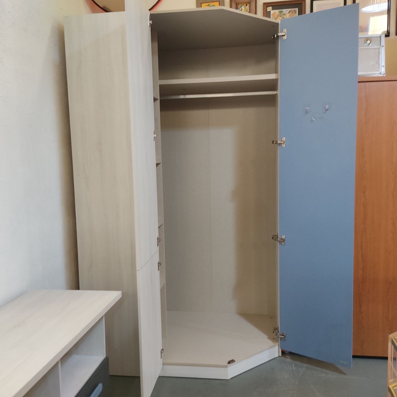 ARMARIO ROPERO ESQUINERO 3 PUERTAS EN BLANCO ANDERSEN CON DETALLES AZUL MATE