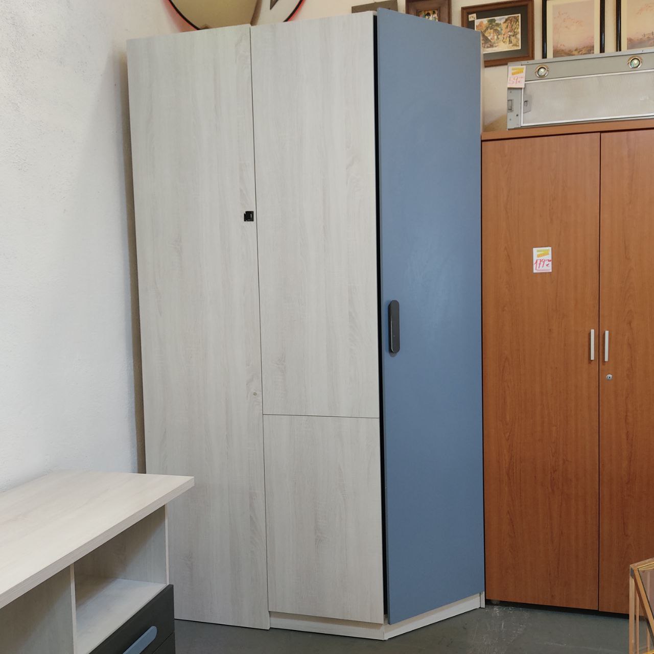 ARMARIO ROPERO ESQUINERO 3 PUERTAS EN BLANCO ANDERSEN CON DETALLES AZUL MATE