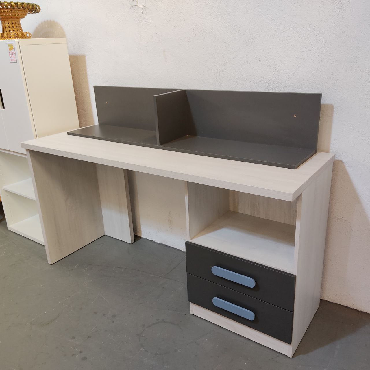 MESA ESCRITORIO BLANCO ANDERSEN CON TIRADORES AZUL Y ESTANTE DE PARED EN GRAFITO