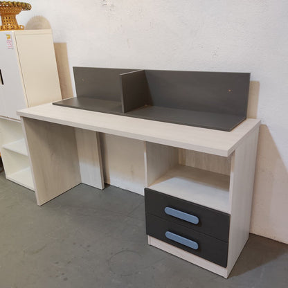 MESA ESCRITORIO BLANCO ANDERSEN CON TIRADORES AZUL Y ESTANTE DE PARED EN GRAFITO