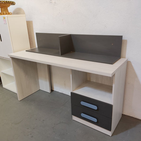 MESA ESCRITORIO BLANCO ANDERSEN CON TIRADORES AZUL Y ESTANTE DE PARED EN GRAFITO