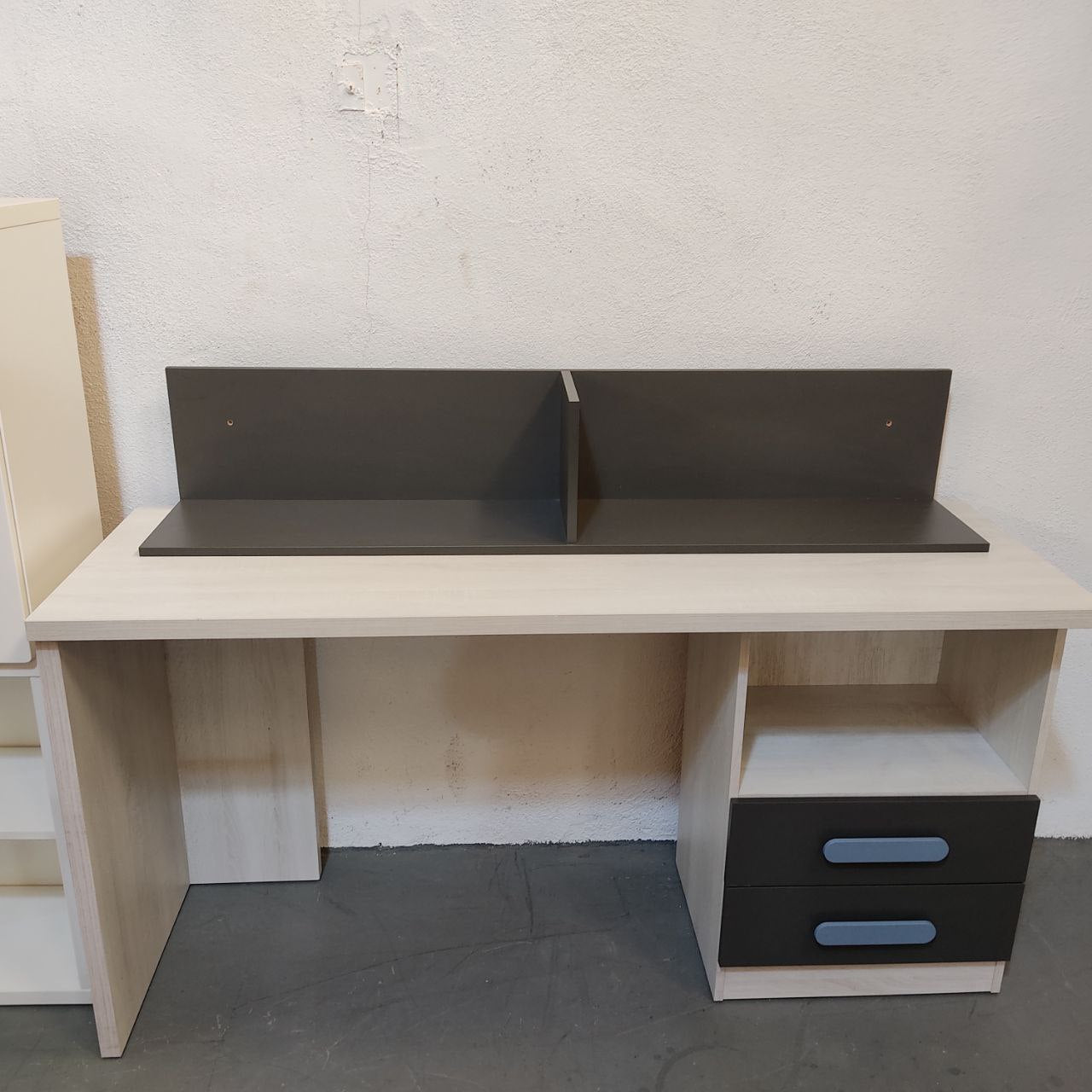 MESA ESCRITORIO BLANCO ANDERSEN CON TIRADORES AZUL Y ESTANTE DE PARED EN GRAFITO