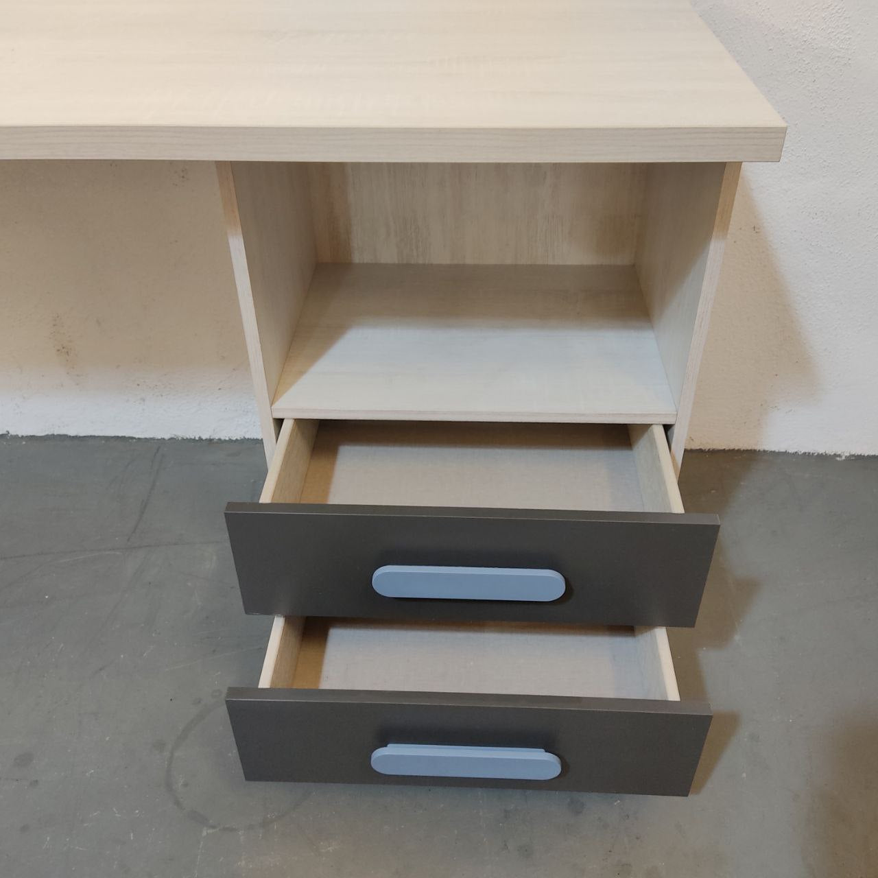 MESA ESCRITORIO BLANCO ANDERSEN CON TIRADORES AZUL Y ESTANTE DE PARED EN GRAFITO