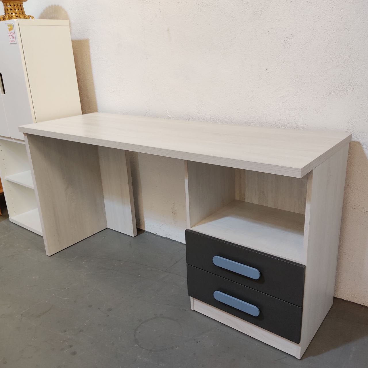 MESA ESCRITORIO BLANCO ANDERSEN CON TIRADORES AZUL Y ESTANTE DE PARED EN GRAFITO
