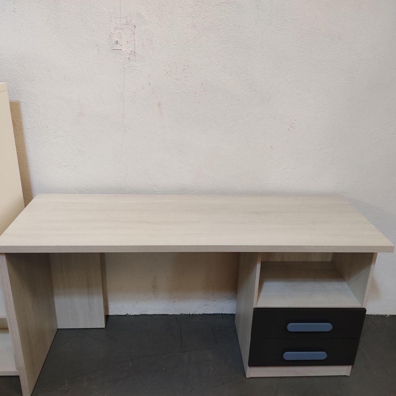 MESA ESCRITORIO BLANCO ANDERSEN CON TIRADORES AZUL Y ESTANTE DE PARED EN GRAFITO