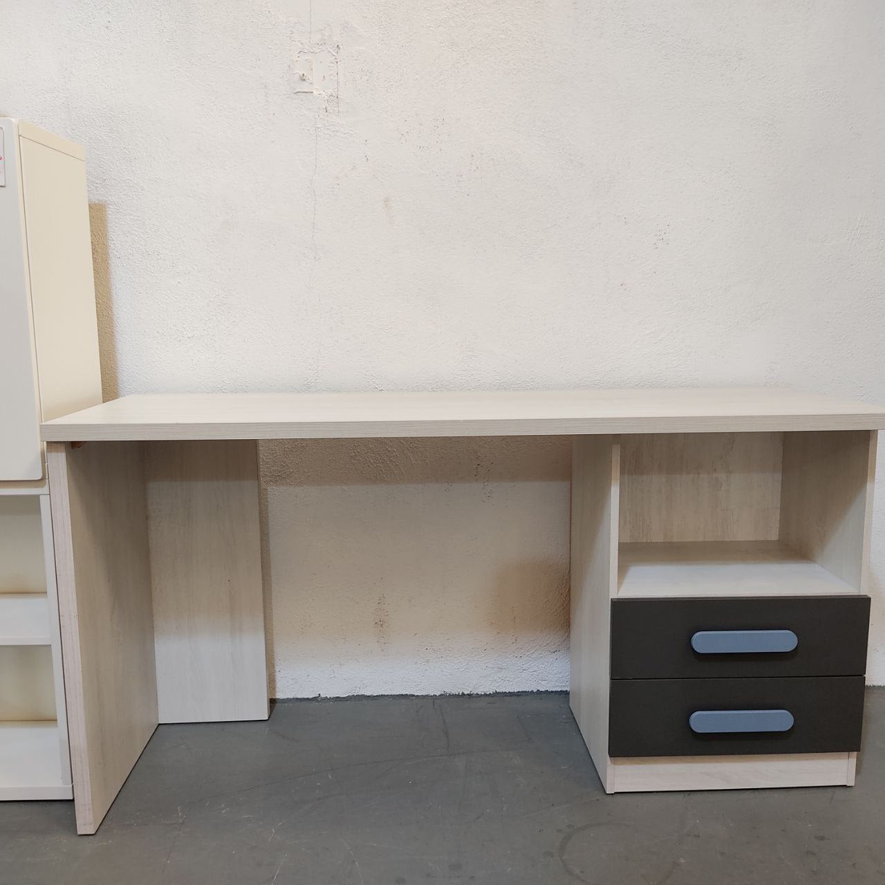 MESA ESCRITORIO BLANCO ANDERSEN CON TIRADORES AZUL Y ESTANTE DE PARED EN GRAFITO