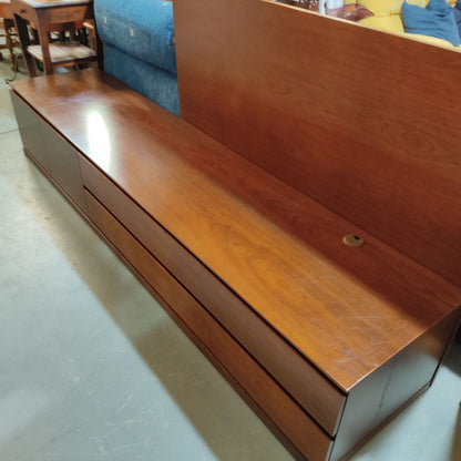 GRAN MUEBLE DE TV DE MADERA MACIZA NOGAL CON PANEL DECORATIVO INCLUIDO