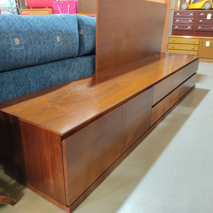 GRAN MUEBLE DE TV DE MADERA MACIZA NOGAL CON PANEL DECORATIVO INCLUIDO