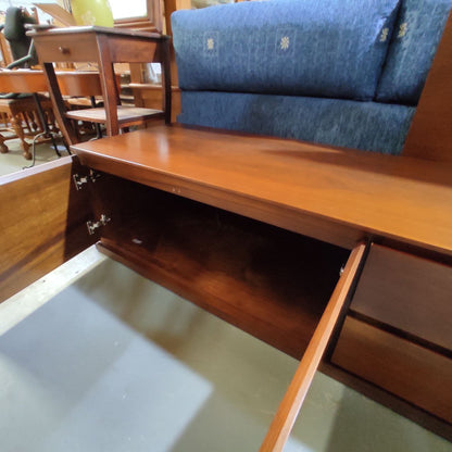 GRAN MUEBLE DE TV DE MADERA MACIZA NOGAL CON PANEL DECORATIVO INCLUIDO