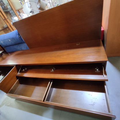 GRAN MUEBLE DE TV DE MADERA MACIZA NOGAL CON PANEL DECORATIVO INCLUIDO