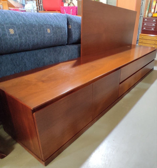 GRAN MUEBLE DE TV DE MADERA MACIZA NOGAL CON PANEL DECORATIVO INCLUIDO