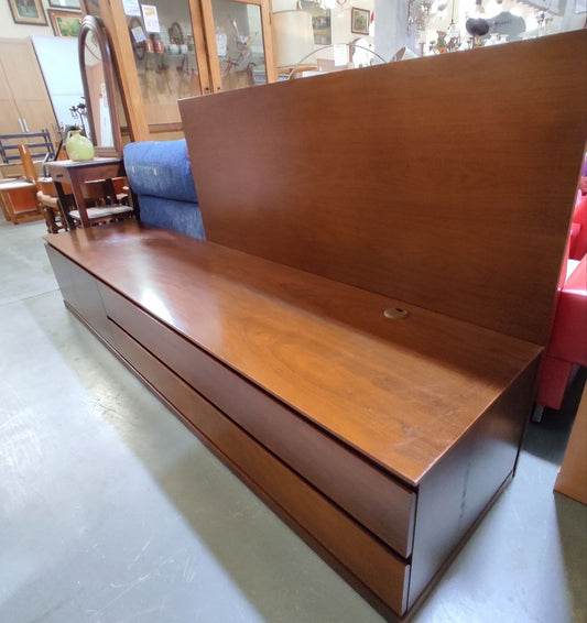GRAN MUEBLE DE TV DE MADERA MACIZA NOGAL CON PANEL DECORATIVO INCLUIDO