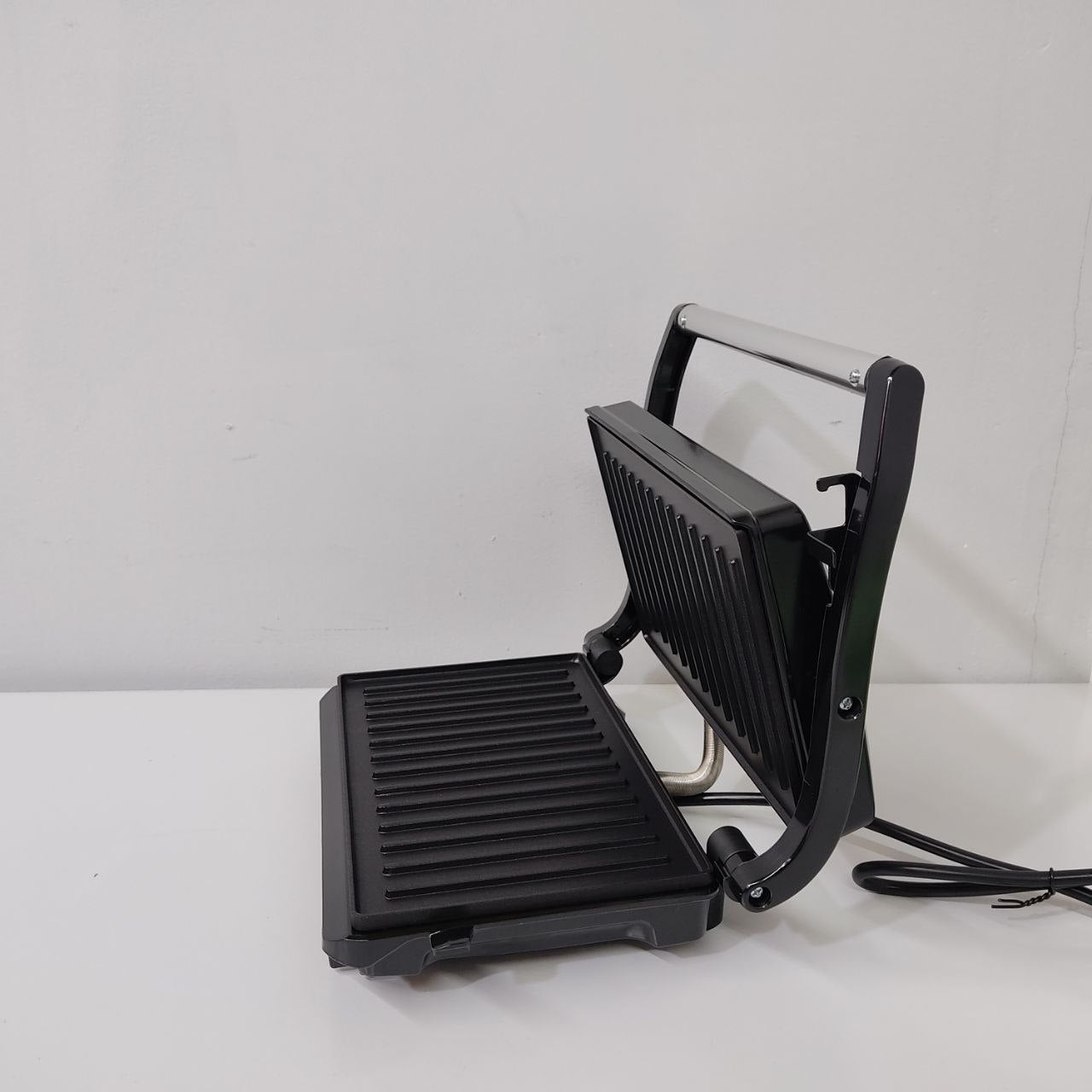 GRILL ELÉCTRICO TRISTAR 700W 22,5X14CM – COMPACTO Y EFICIENTE