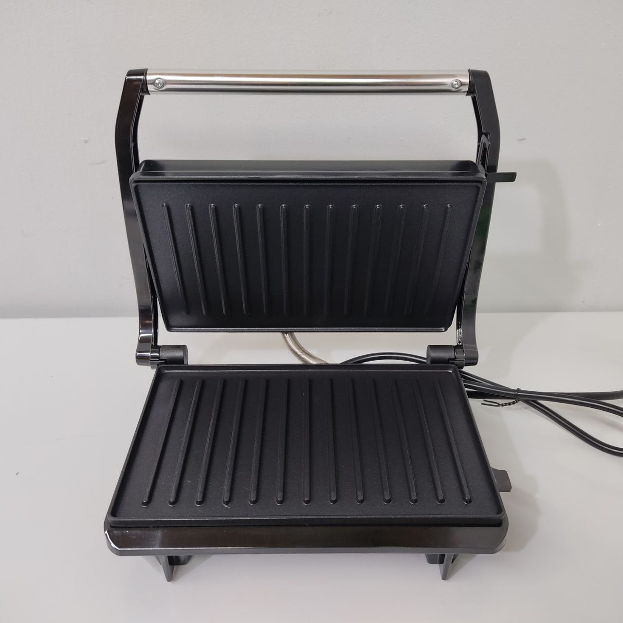GRILL ELÉCTRICO TRISTAR 700W 22,5X14CM – COMPACTO Y EFICIENTE