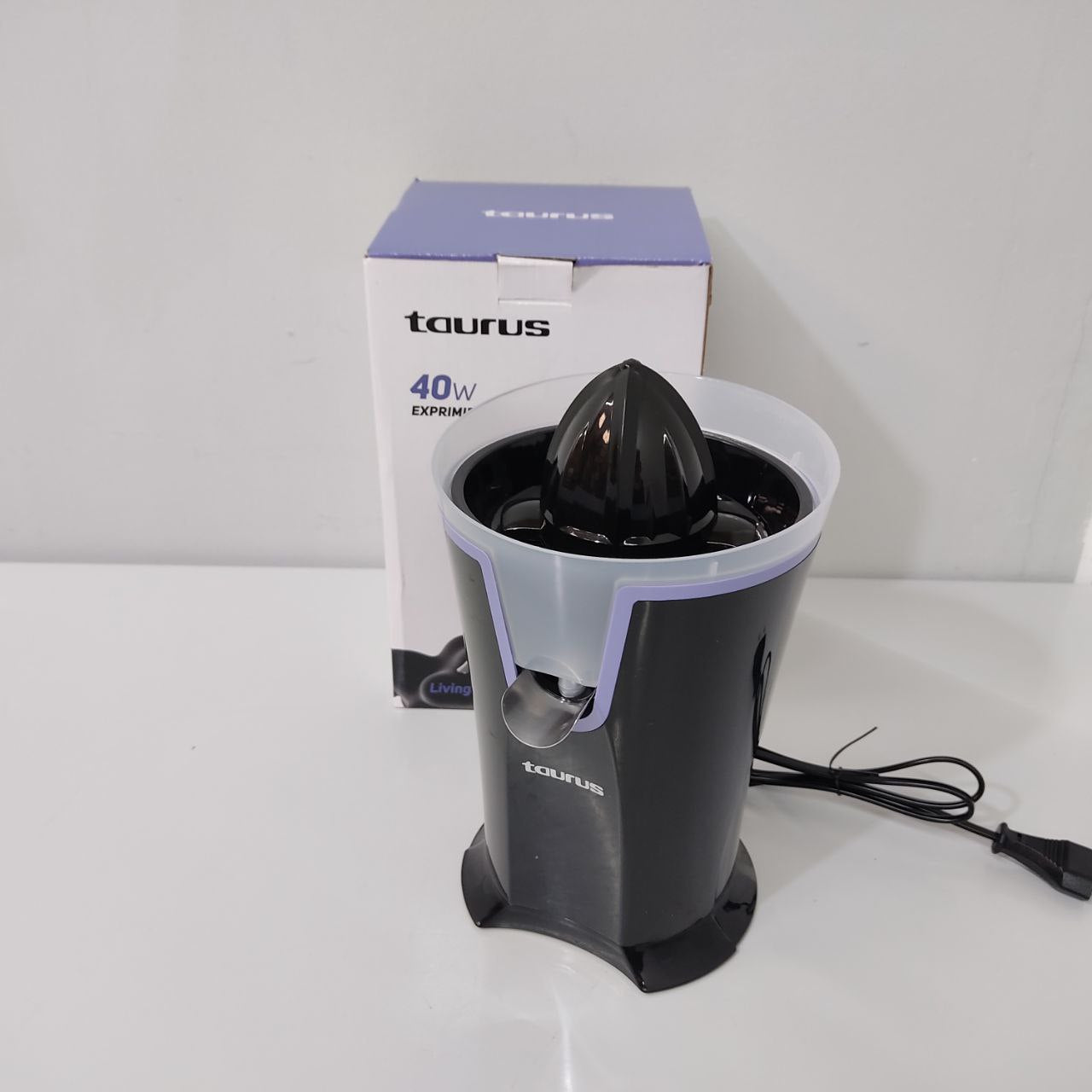 EXPRIMIDOR ELÉCTRICO TAURUS NEGRO 40W – VERTIDO DIRECTO Y FÁCIL DE USAR