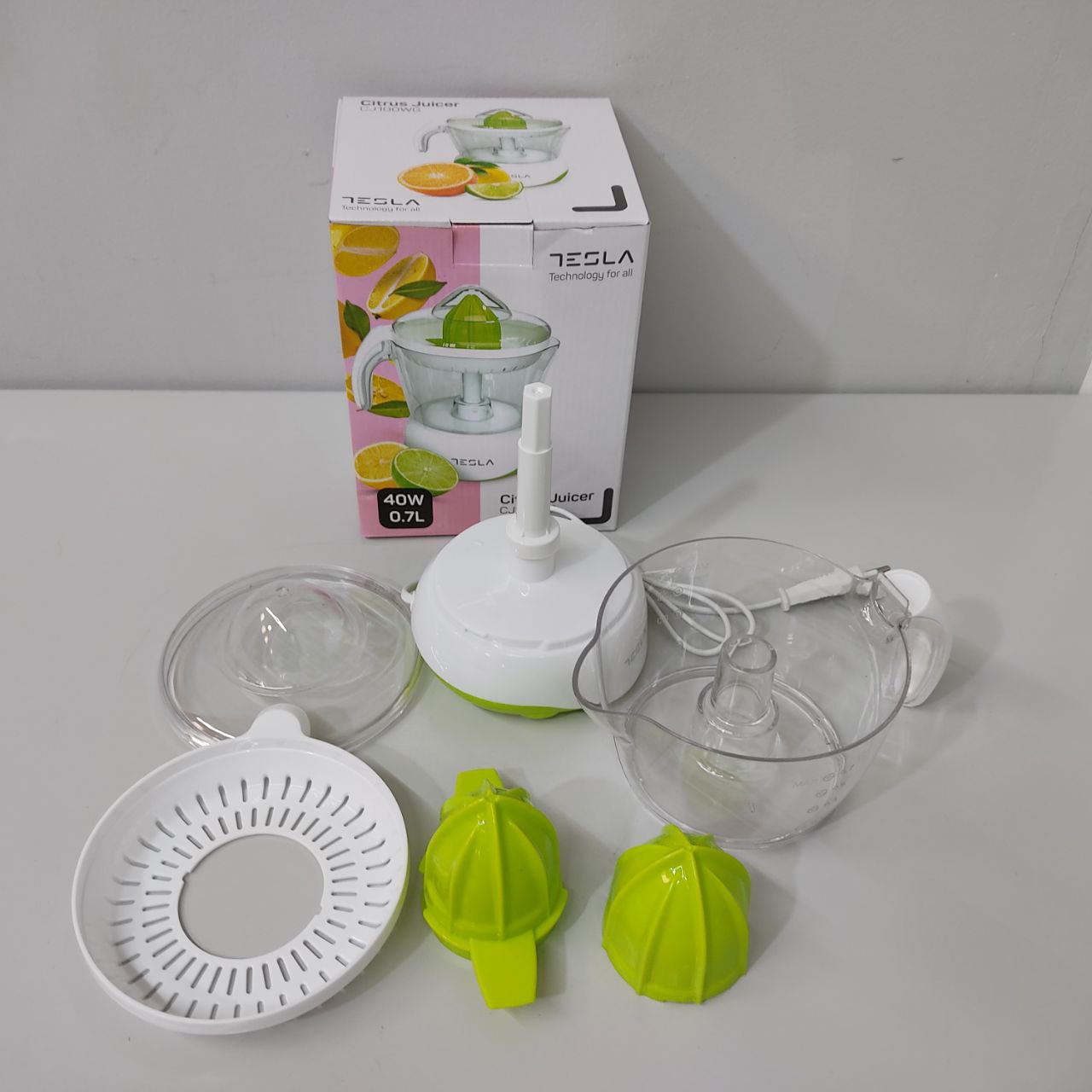 EXPRIMIDOR TESLA 40W – 0,7L, FÁCIL Y RÁPIDO PARA JUGOS FRESCOS