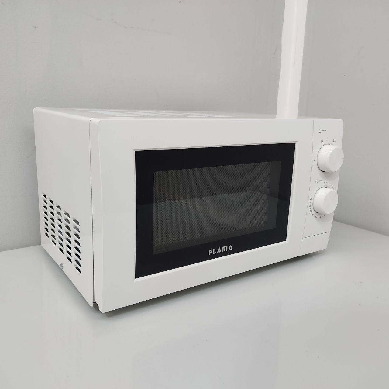 MICROONDAS FLAMA 1816FL 20L – 700W, 6 NIVELES DE POTENCIA Y FUNCIÓN DESCONGELACIÓN