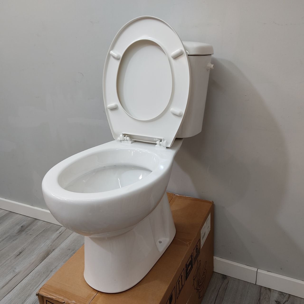 INODORO – WC COMPLETO CERÁMICO SALIDA HORIZONTAL CON CISTERNA